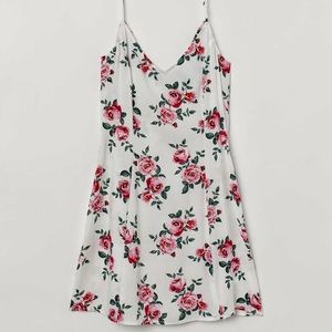 ☆ LIKE NEW ☆ H&M 🌹 Floral Slip-Style Mini Dress with V-Neck